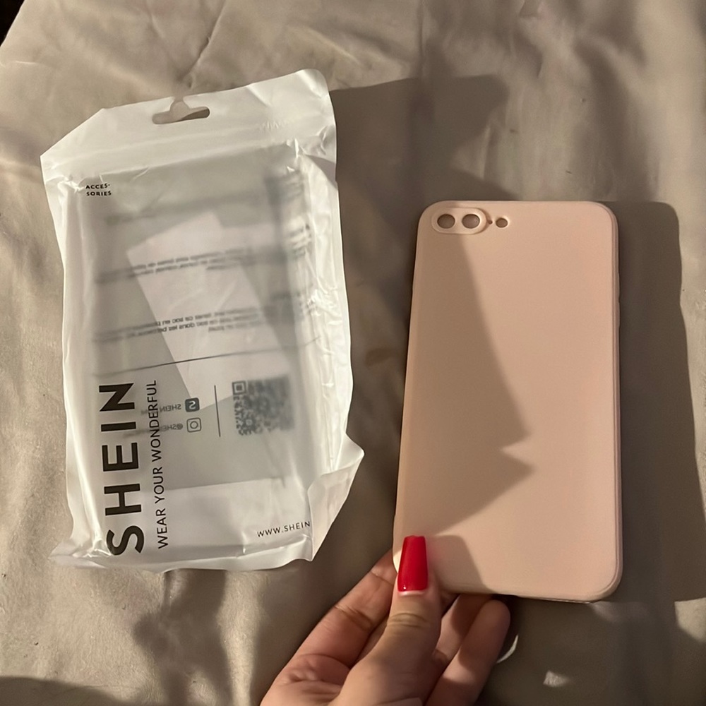Brand new in good condition.It is for a iphone 7/8 Plus.It is a blush pink color